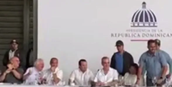 Video: Captado momento en que un gato aparece y sorprende a Luis Abinader en SDO