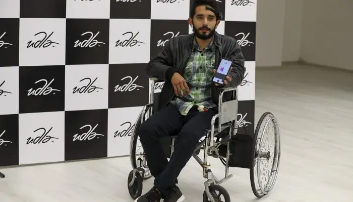 La silla de ruedas movida con la mente que perfeccionan jóvenes