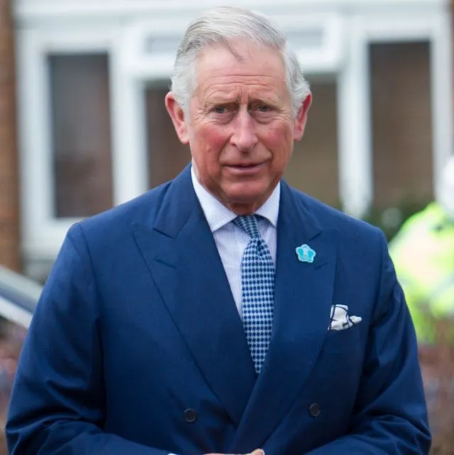 El príncipe Carlos rinde homenaje a los refugiados y a quienes los acogen