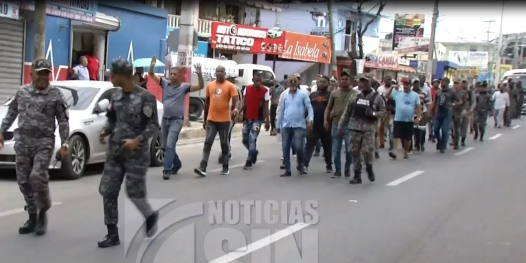 Retorna la calma en avenida Charles Gaulle tras conflicto de choferes