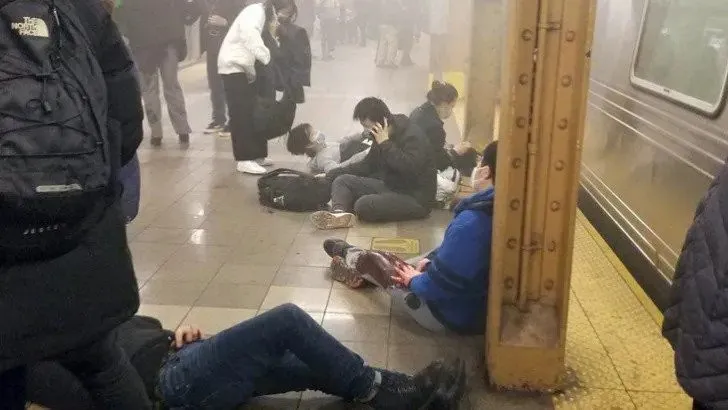 Video: La policía busca a un sospechoso por el tiroteo en el metro de Nueva York