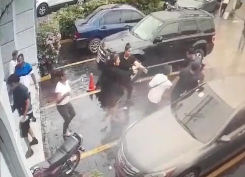 VIDEO: Autoridades buscan reo tras fugarse durante velatorio de su madre