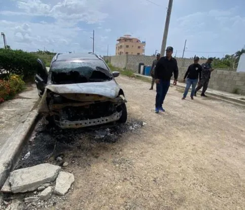 Policía investiga vehículo incendiado por tres hombres en sector de SPM
