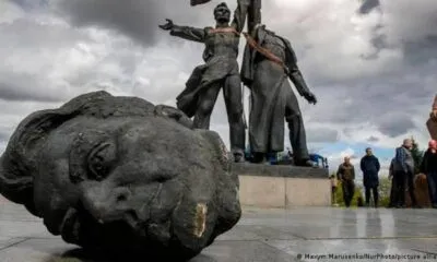 Kiev destruye la estatua que simbolizaba la unidad y amistad con Rusia