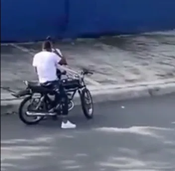 VIDEO: En plena calle hombre golpea estudiante