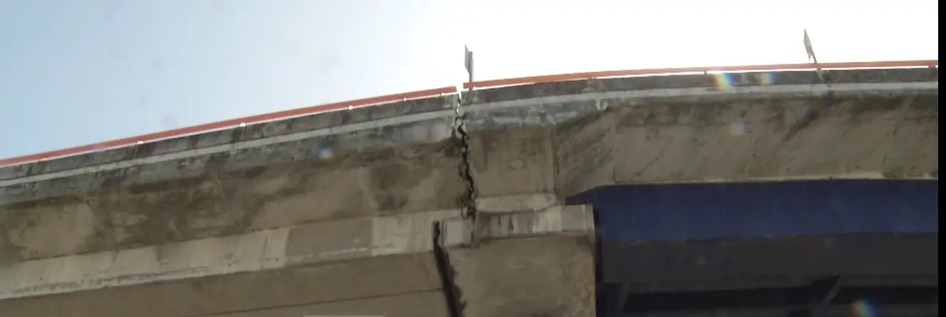 Grietas al descubierto en elevado de la avenida Winston Churchill