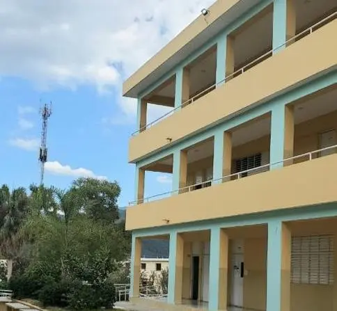 Adolescente de 13 años se lanza de la tercera planta de escuela en San José de Ocoa