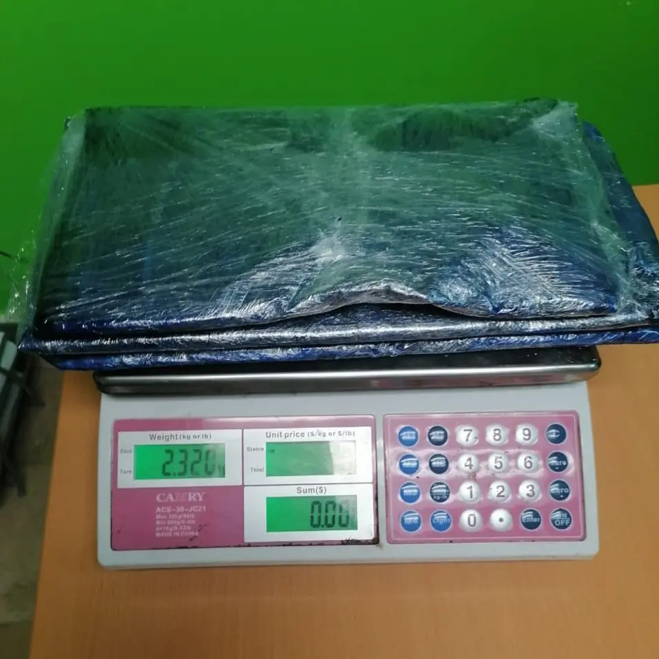 Detienen extranjera con tres paquetes presumiblemente cocaína en aeropuerto de Punta Cana