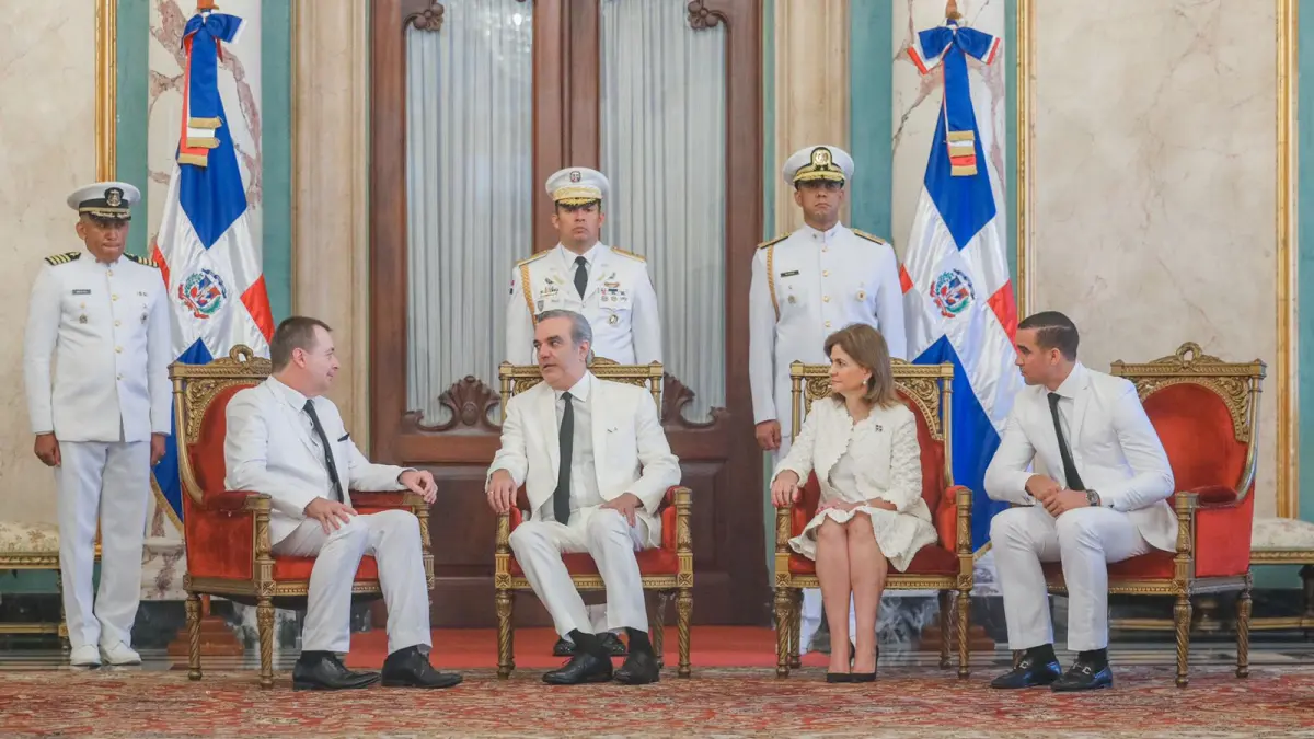 Abinader recibe cartas credenciales de ocho nuevos embajadores