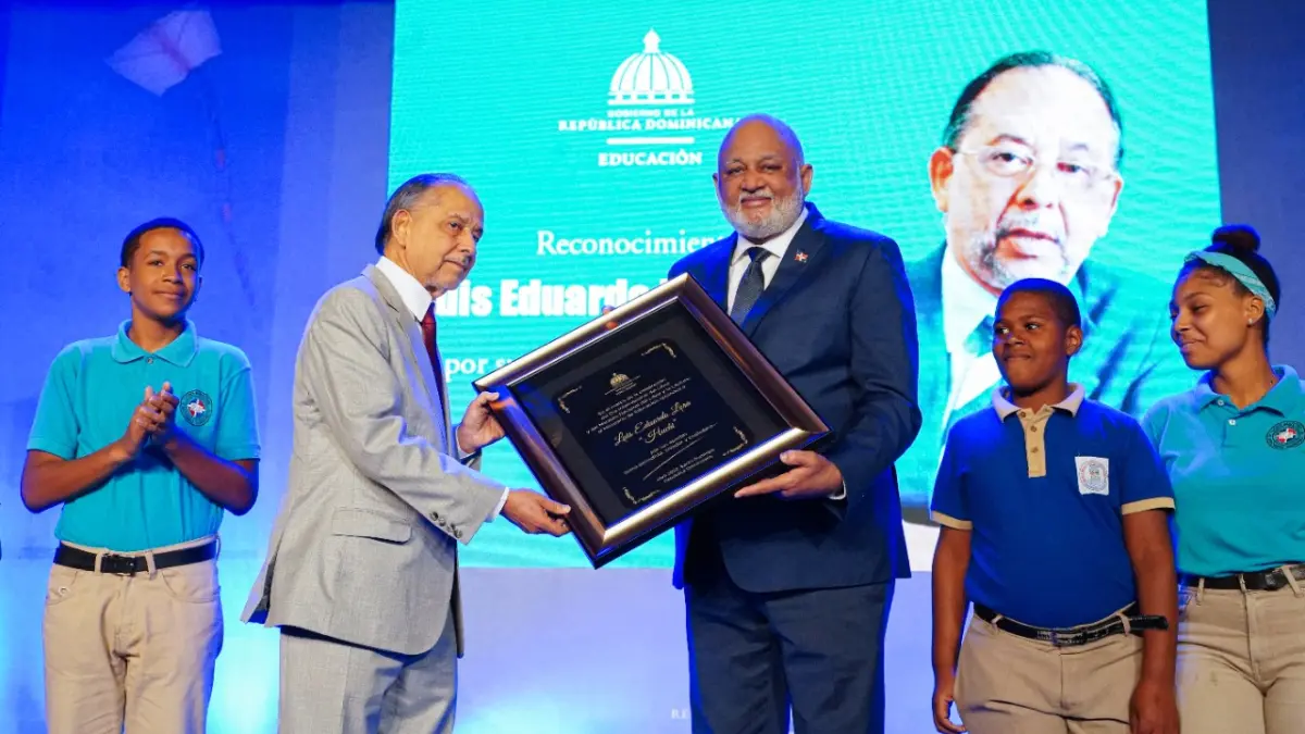 Minerd reconoce trayectoria y aportes de Huchi Lora