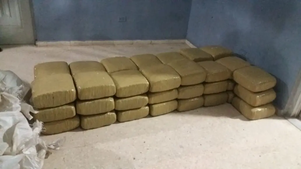 Apresan presunto narcotraficante con 45 paquetes de presumible marihuana