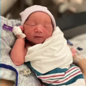 Mujer da a luz en un avión con la ayuda de una asistente de vuelo