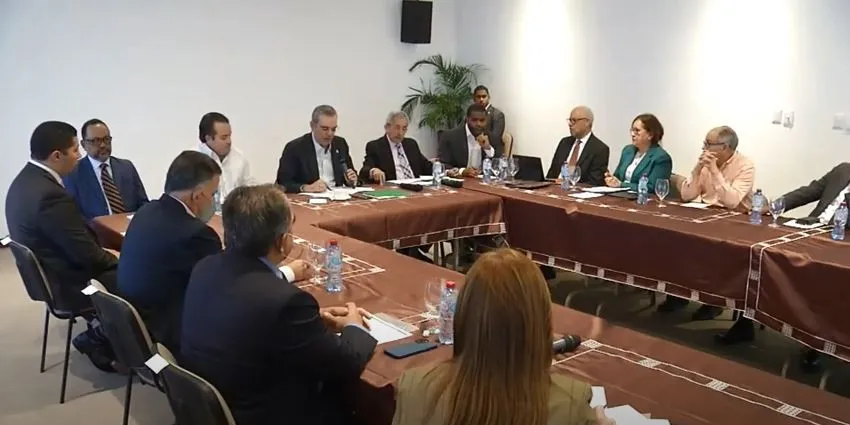 Video: Presidente Abinader acude al CES para recibir informe sobre las mesas temáticas