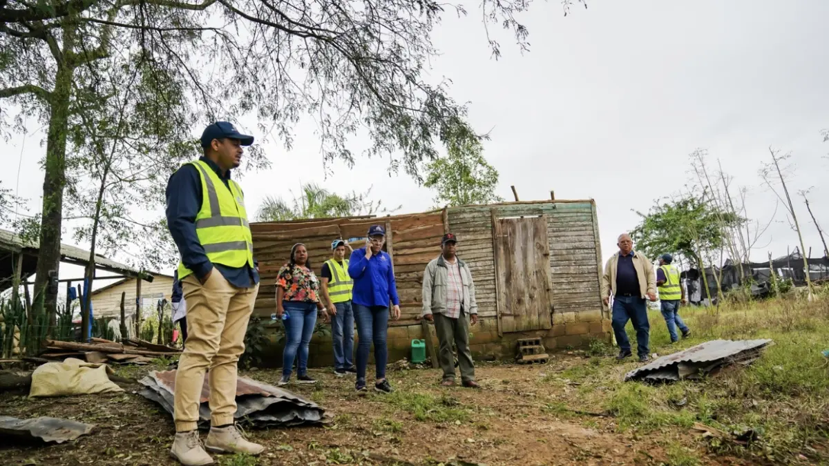 Levantan techos y entregan enseres a familias afectadas por tornado en la Vega