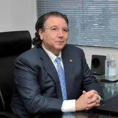 Superintendente de Electricidad beneficia con contratos a cliente de empresa que es socio, según denuncia