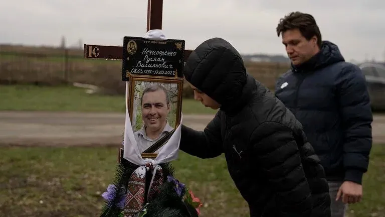 Adolescente que presenció asesinato de su padre en Bucha relata la triste historia