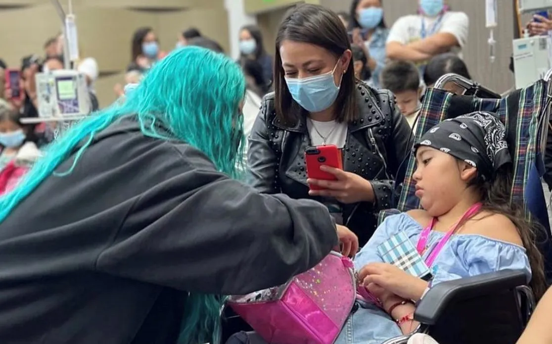 Video: Karol G sorprende con un mini concierto a niños con cáncer en un hospital de Bogotá