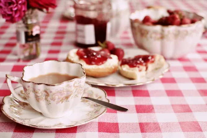 Conozca los modales para participar en una tarde de té