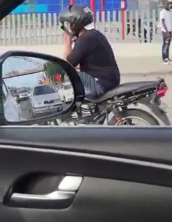 Video: Un conductor graba a otro utilizando su celular mientras se desplaza en su motor