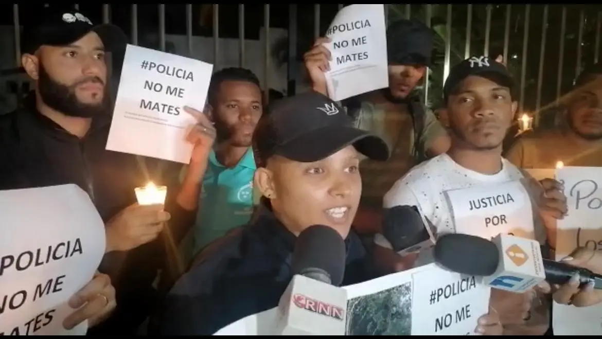 Allegados a David de los Santos exigen justicia frente al destacamento del Ensanche Naco