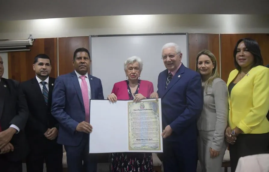 Diputados reconocen trayectoria de Milagros Ortiz Bosch