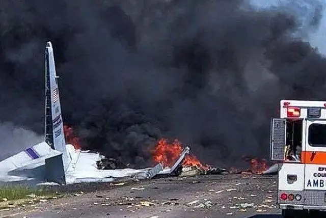 Accidente de avión militar en California deja al menos cuatro muertos