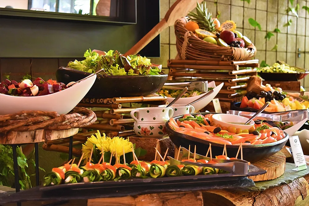 Entérese de cómo servirse adecuadamente en un buffet