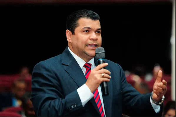 Tobías Crespo acusa al gobierno de plagiarle en un 80% proyecto de ley