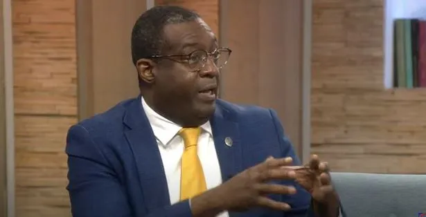 Economista critica entrega de bonos para madres por legisladores y los llama a enfocarse en su objetivo