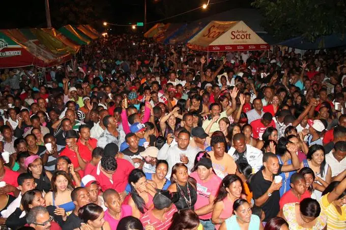 Diputado contrataba artistas y tocaba él mismo las fiestas del gobierno, denuncia Peña Guaba