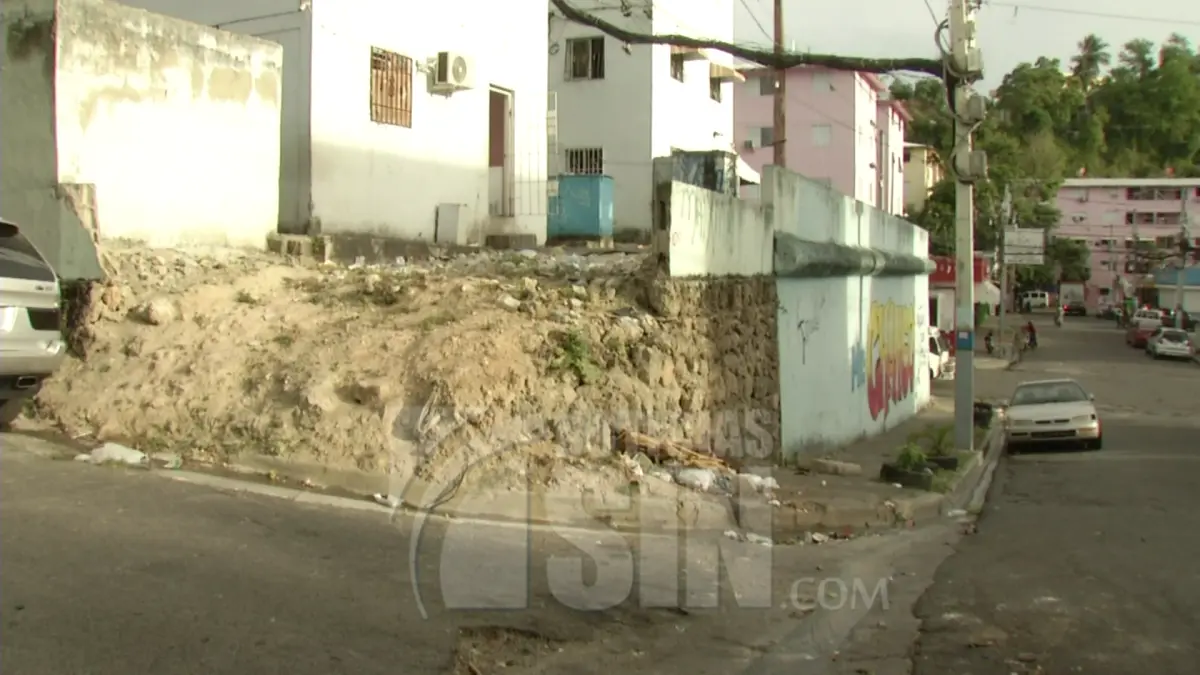 Residentes del Hoyo de Chulín temen que apartamentos donde viven colapsen por deterioro en infraestructura