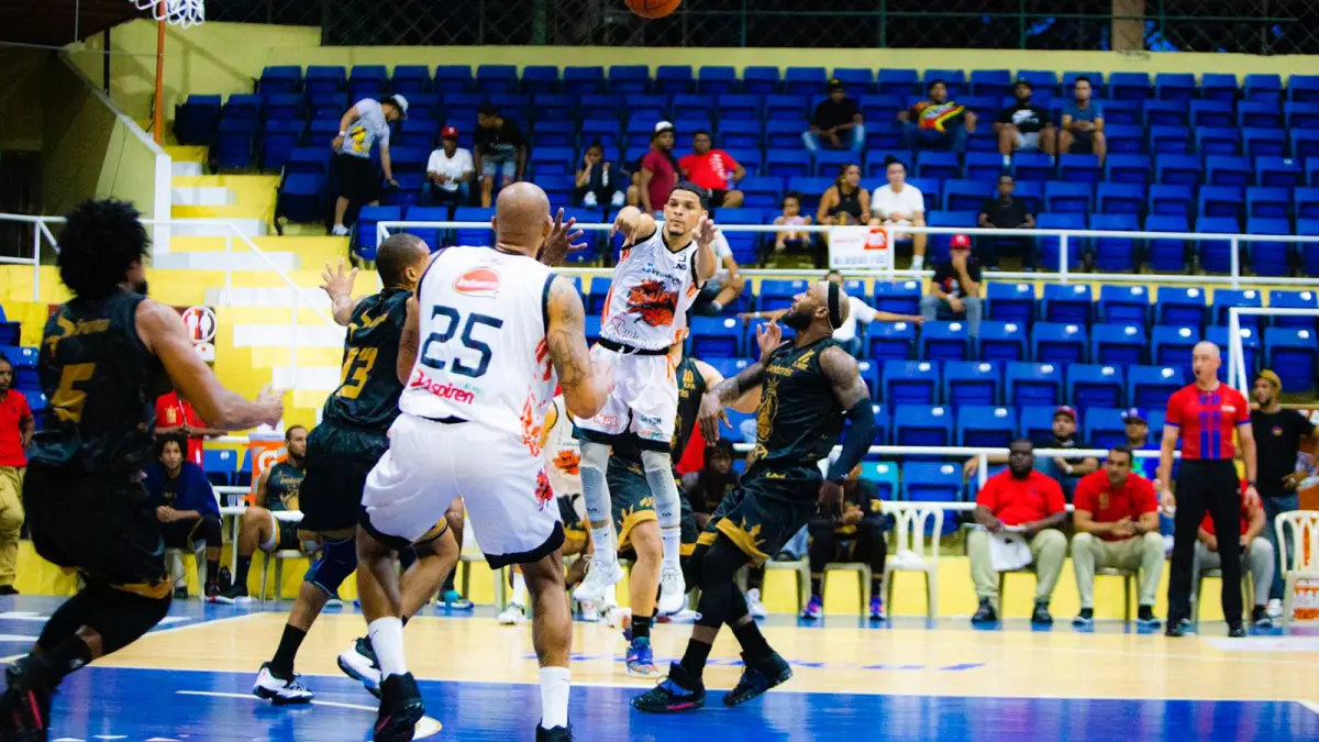 Guerrero imponente en triunfo de Leones en La Vega