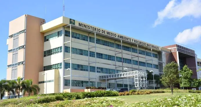 Senadora somete proyecto de ley designaría nombre de Jorge Mera al edificio de Medio Ambiente