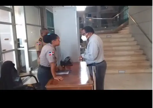 Por más de dos horas fue interrogado párroco de iglesia donde se entregó asesino de Jorge Mera