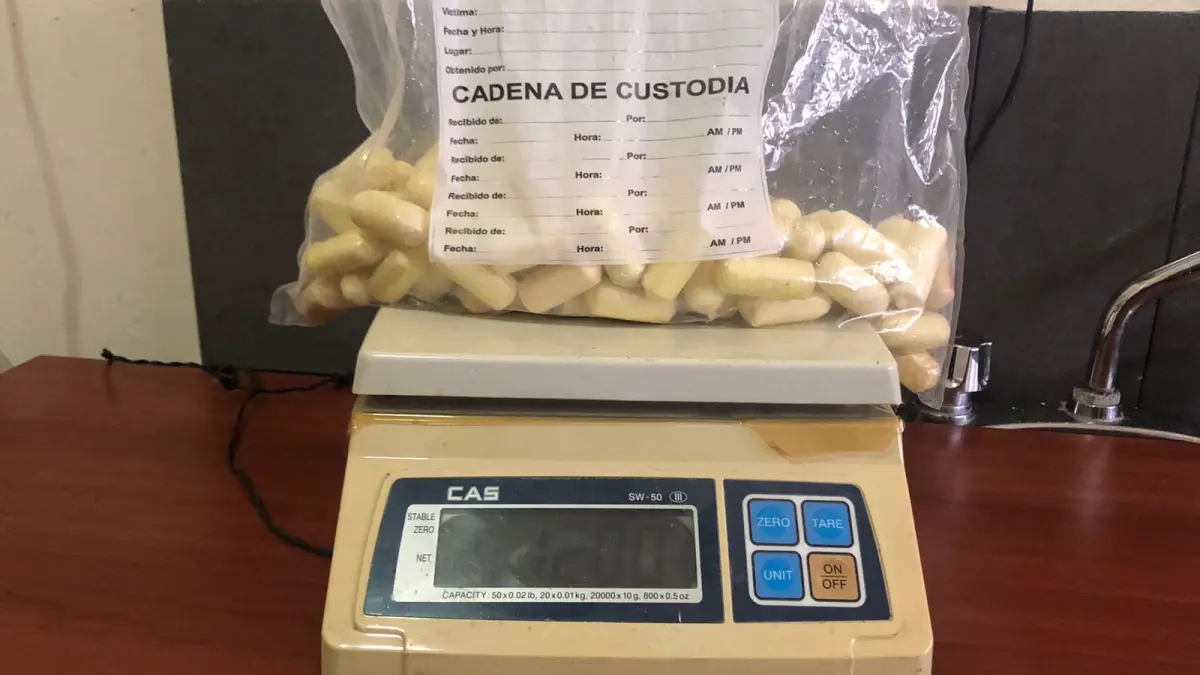 Video: Detienen en el AILA dominico-holandés con 99 bolsitas presumiblemente cocaína