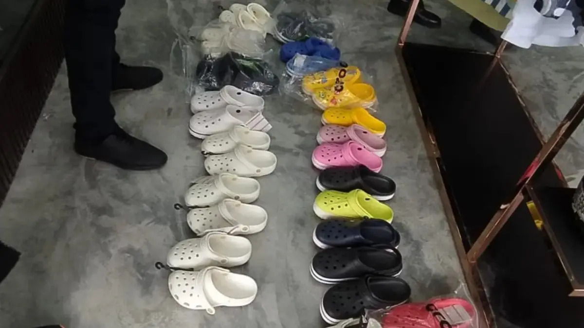 Autoridades ocupan decenas de calzados falsificados que eran comercializados en distintas tiendas