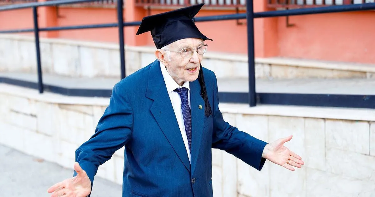 Anciano italiano se gradúa a los 98 años