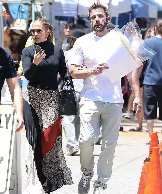 Captan a Jennifer López y Ben Affleck de compras en un mercado de pulgas