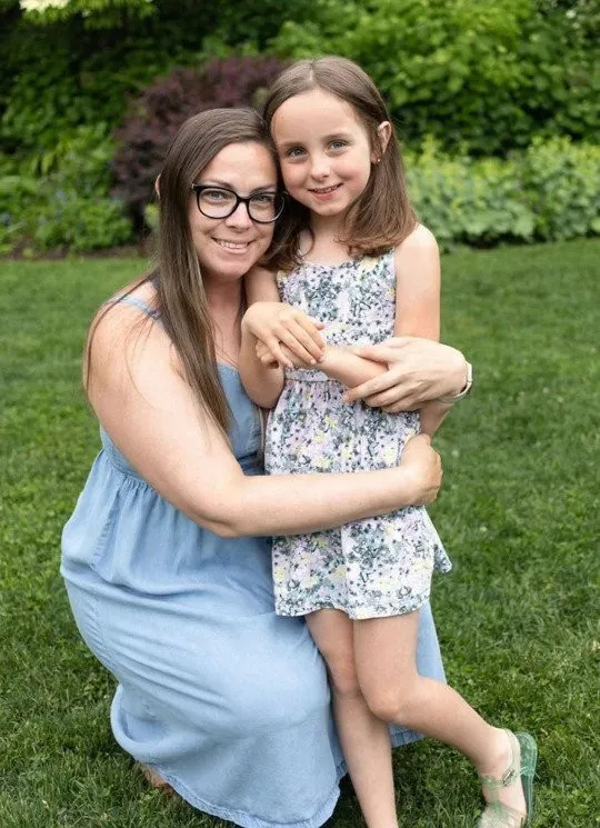 Familiares organizan fiesta de revelación de género para hija trans de ocho años