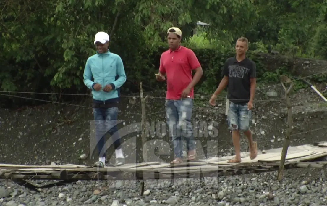 Comunidad de Montenegro queda atrapada por crecida del Río Nizao cuando llueve