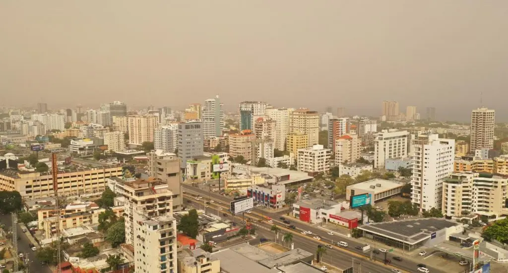 Polvo del Sahara continúa sobre el territorio nacional; pronostican aguaceros para la tarde