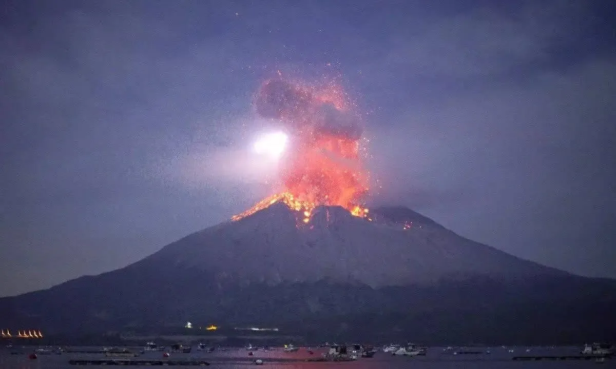 El volcán Sakurajima, en Japón, entra en erupción elevando el nivel de alerta al máximo