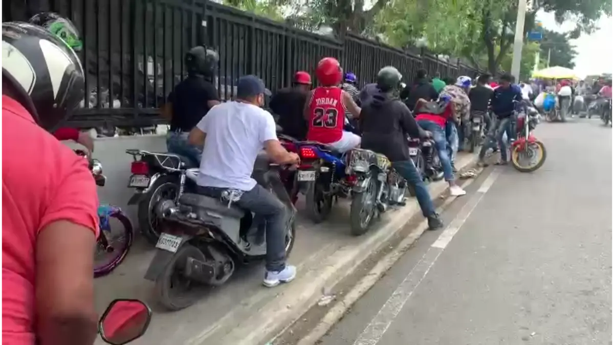Entre quejas y largas filas motoristas esperan registrar sus motocicletas en Santiago
