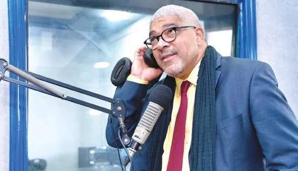 Tras sufrir un infarto, el locutor Jesús Nova está en estado delicado