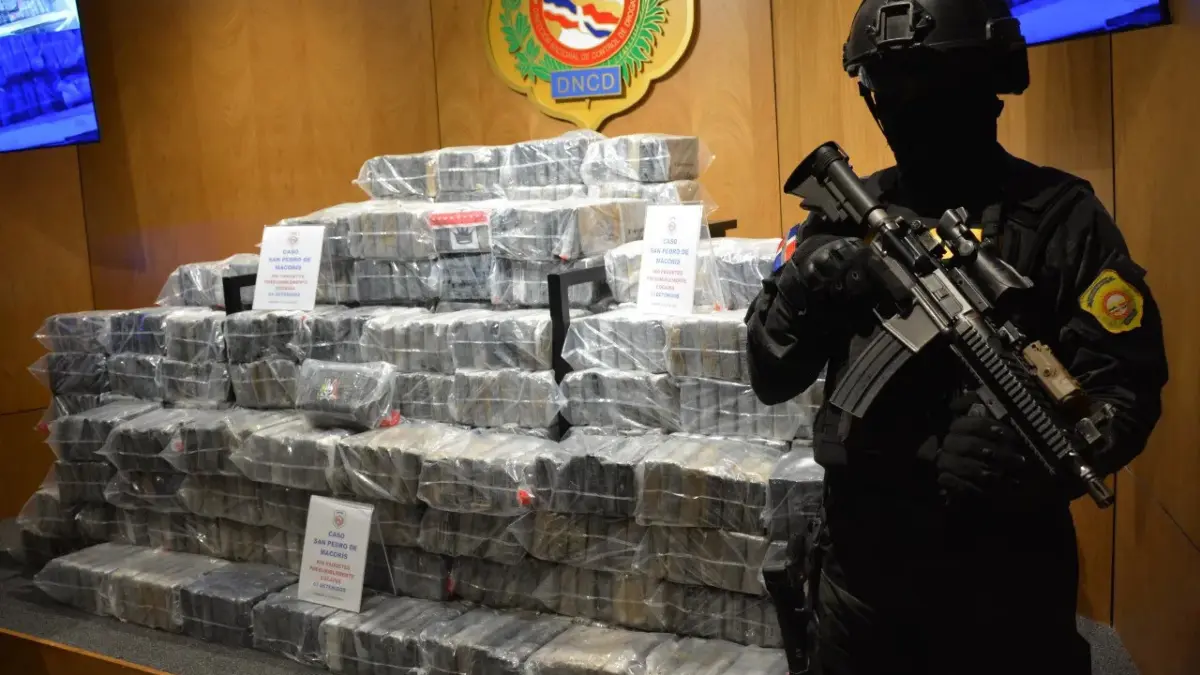 Incautan 806 paquetes presumiblemente cocaína y arrestan tres