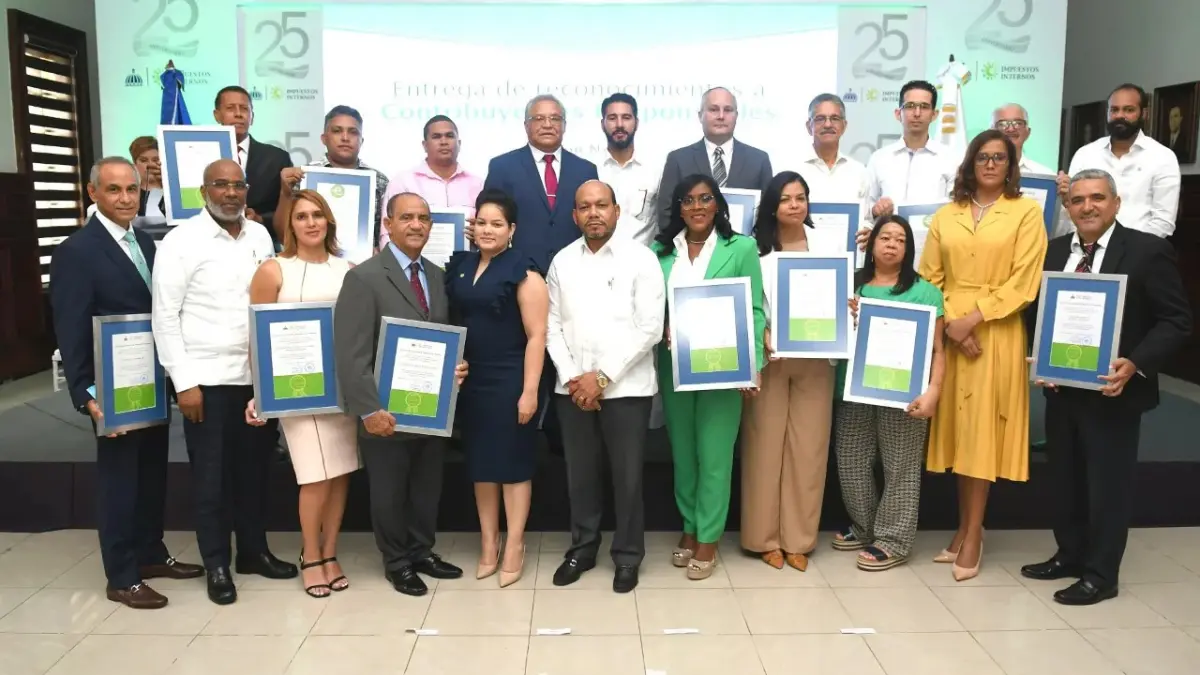 DGII reconoce a 17 contribuyentes responsables de la región Norte