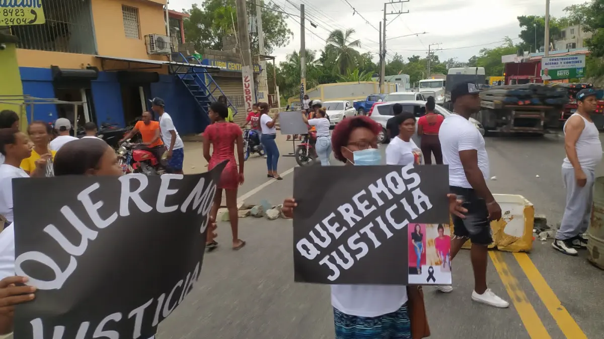 Comunitarios protestan exigiendo justicia por muerte de madre e hija en Haina