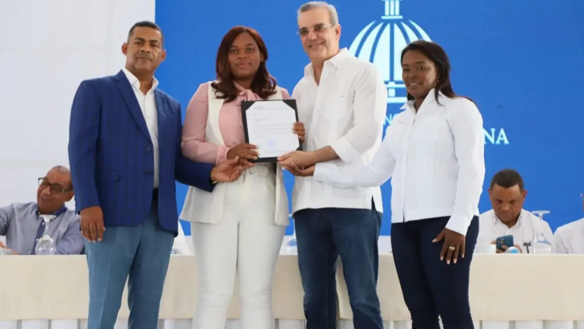 Abinader entrega cerca de 400 títulos de propiedad en Elías Piña