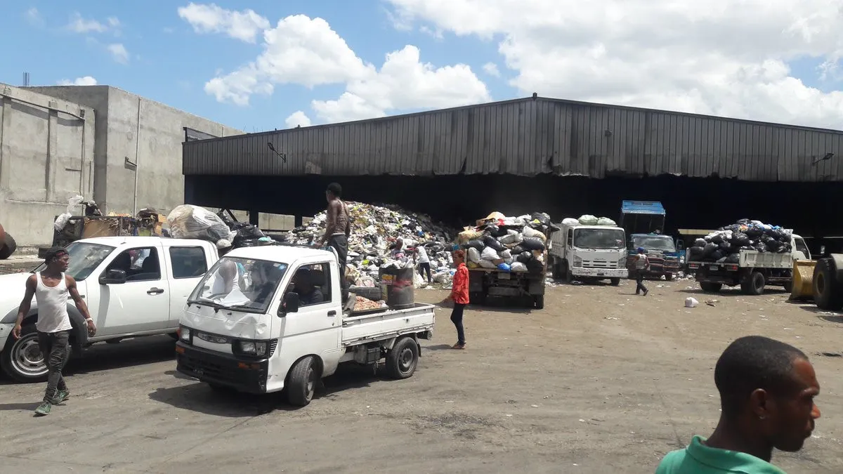 Estación de transferencia de desechos en Villas Agrícolas afectada por cúmulo de basura tras construcción de acceso a Duquesa