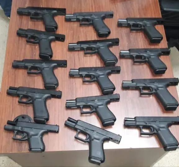 Dictan tres meses de prisión a hombre le ocuparon 14 pistolas Glock en Santiago